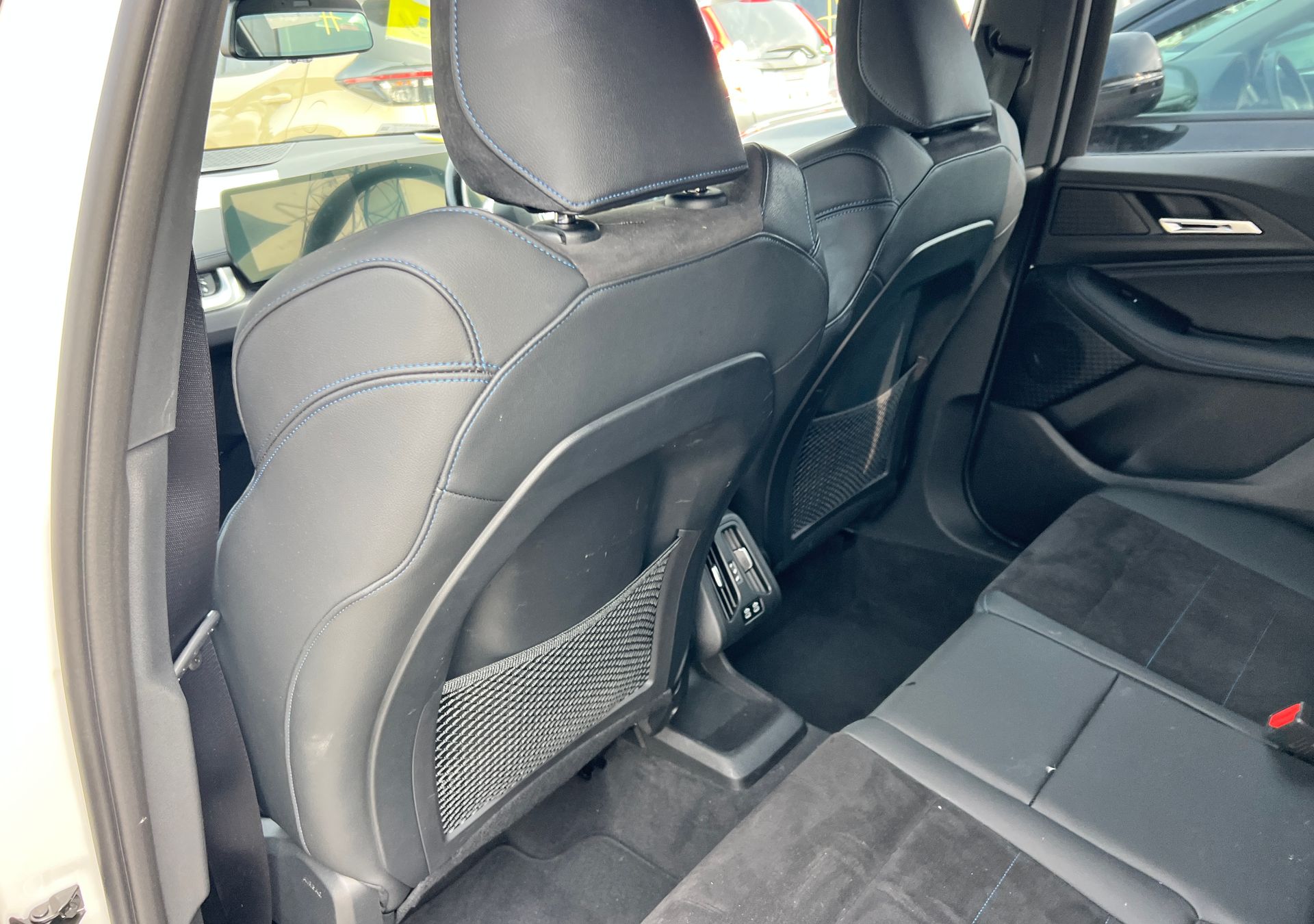 BMW 2 Series 218i Active Tourer M Sport фото 8